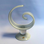 Decorativa estatueta Equilíbrio feita em cristal Murano pela fábrica Cristais Labone na tonalidade branca. Med 25 x 18 cm.
