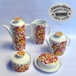 RENNER - Conjunto para servir chá e café em porcelana nacional de manufatura Renner modelo Medaillon com decoração floral típica da década de 1960. Composto por bule 23,5 cm, leiteira 17,5 cm, bule 15 cm, açucareiro 10 cm e manteigueira 17 cm diâmetro e 6 cm altura.