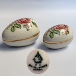 Duas caixas porta jóias no formato de ovos em porcelana nacional com decoração floral e frisos dourados de manufatura PII (Dom Pedro II,Rio de Janeiro). Med 12,5 x 9 cm e 10,5 x 7,5 cm.