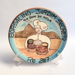 Prato colecionável em cerâmica do Restaurante da Boa Lembrança Borsalino - Jardim Secreto de 2007 pintado à mão. Med 26 cm de diâmetro. 