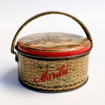 COLECIONISMO - Miniatura em lata da cestinha de biscoitos sortidos da marca MARILÚ com ilustração litografada na tampa. Fabricadas pela Indústrias Reunidas Marilú S.A. Rio de Janeiro na década de 1960. Med  7,5cm de diâmetro x 4 cm de altura.