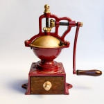 Moedor de café da Fundição Progresso, todo em ferro com gaveta e punho em madeira, modelo 01. Med 38 cm x 23 cm, funcionando, mas sem garantias.