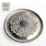 WMF - Descanso retrátil para travessas em metal espessurado a prata com extensor e rodízios. Med 26,5 cm 35,5 cm aberto e 5 cm altura. 
