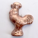 Decorativa forma para parede em cobre italiano representando galo. Med 27 x 19 cm. 