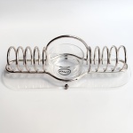 RIVA - Brazilian Luxury Design - Porta torradas em metal espessurado a prata com base em acrílico sobre quatros pés. Acompanha recipiente em vidro para patês. Med 33 x 12 x 13 cm. 