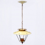 Antiga luminária de teto pendente na tonalidade amarela com detalhes em metal dourado. Design da década de 1950. Med 63 x 31 cm aproximadamente. 