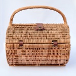 Grande cesto americano para piquenique no formato cilíndrico em rattan natural, interior forrado em tecido listrado. Composto por dois pratos, duas taças, talheres e guardanapos. Med 45cm de comprimento x 30cm de diâmetro.