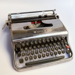 Máquina de escrever antiga, Olivetti Lettera 22, raro modelo em alumínio polido, acondicionada em case original.