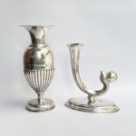 EBERLE - Lote com duas peças em metal banhado a prata,sendo um vaso com caneluras e um suporte para velas estilizado de manufatura Eberle. Med vaso 24 cm e porta vela 19 x 17 x 11,5 cm.