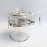 Antiga cafeteira em vidro temperado da marca americana PYREX. Coador interno, marca de manufatura gravada ao fundo. Década de 1950a 1970. Med 21 cm altura 13,5 cm de diâmetro. 