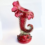 Imponente Cornucópia em Murano Italiano na cor rubi. Lindo trabalho de moldagem, parte interna decorada com bolhas e base em relevo.Década de 1950. Med 46 cm. Lapidação na extremidade devido a um lascado.