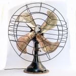 Ventilador antigo: Diehl antigo ventilador americano década de 1930, modelo 14 polegadas, hélice e detalhes em bronze, corpo em aço, 3 velocidades, movimento oscilante, 110v, funcionando. Cerca de 45cm de altura.