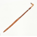 TRALHA PARA MONTARIA, um (1) antigo rebenque, confeccionado em tresse de couro, estrutura interna em aço, empunhadura confeccionada com pata de gazela (trabalho de taxidermia), medindo 83 cm comprimento, sinais de uso, perdas e defeitos demanda restauro, vide foto. (o termo tralhas para montaria é usado em vários rincões pelo Brasil afora, principalmente pelos colecionadores de apetrechos para montaria, não se trata de uma palavra desmerecedora do objeto, muito pelo contrário é uma tradição de linguajar que para muitos colecionadores é motivo de orgulho).