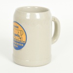 LOUÇA  ALEMÃ, uma (1) caneca de cerveja com propaganda da ULMER  GOLD-OCHSEN BIER, marca de origem em cavo no fundo W. GERMANY (Alemanha Comunista), medindo 13 cm altura, ideal para coleção de bar, vide foto.