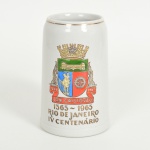 LOUÇA, uma (1) caneca comemorativa ao IV Centenário do Rio de Janeiro, 1565  1965, marca CERAMARTE (Rio Negrinho, SC, fundada em 1956 pelo alemão Klaus Schumacher, ainda em atividade), medindo 14 cm altura, vide foto.