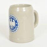 LOUÇA  ALEMÃ, uma (1) caneca de cerveja com propaganda da BRAUHAUS SCHWEINFURT, marca de origem em cavo no fundo W. GERMANY (Alemanha Comunista), medindo 13 cm altura, ideal para coleção de bar, vide foto.