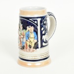 LOUÇA, uma (1) caneca ornada com cena de taberna e parras em policromia, sobre fundo azul cobalto, marca CERAMARTE (Rio Negrinho, SC, fundada em 1956 pelo alemão Klaus Schumacher, ainda em atividade), medindo 12,5 cm altura, vide foto.