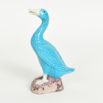 ESCULTURA, uma (1) animalista de origem Chinesa representando ganso, confeccionada em cerâmica com esmaltação vítrea policromada, medindo 15 cm altura, vide foto.