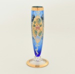 VIDRO VENEZIANO, um (1) vaso solifleur, azul, translúcido, esmaltação floral policromada, generosos arremates a ouro, base em bolacha, incolor e translúcida com douração na borda, medindo 17,5 cm altura, vide foto.