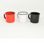 ÁGATA, três (3) canecas para café, esmaltação em cores distintas, a vermelha com falhas na esmaltação, medindo 6,5 cm diâmetro e 6 cm altura, sinais de uso, vide foto.