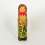 BEBIDA, uma (1) caixa russa para armazenar garrafa de bebida, torneada em madeira de tília, ornamentação figurativa policromada pintada a mão, inspirada nas bonecas Matrioshka, generosos detalhes a ouro, medindo 34 cm altura, vide foto.
