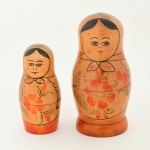 ARTE POPULAR RUSSA, uma (1) Matrioshka, boneca russa, brinquedo tradicional constituído por uma série de bonecas, que são colocadas umas dentro das outras, da maior (exterior) até a menor (a única que não é oca); a palavra provém do diminutivo do nome próprio Matryona; as diversas peças são as figuras que encarnam: desde figuras femininas vestidas com trajes tradicionais campesinos, a personagens de contos de fadas, até aos antigos líderes da União Soviética; na Sérvia a versão feminina é designada (babuchka), que significa "avozinha", enquanto a versão masculina é designada (dyeduchka), "avozinho", geralmente são confeccionadas em madeira de tília, sua origem se deu no final do século XIX, o primeiro exemplar se encontra atualmente no Museu do Brinquedo na Cidade de Sergiev Posad a menos de 100km de Moscou, considerado um dos maiores símbolos da Rússia, contendo duas acopláveis, faltando duas ou três e a oca é de conjunto diferente, medindo a maior 12 cm altura, vide foto.