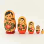 ARTE POPULAR RUSSA, uma (1) Matrioshka, boneca russa, brinquedo tradicional constituído por uma série de bonecas, que são colocadas umas dentro das outras, da maior (exterior) até a menor (a única que não é oca); a palavra provém do diminutivo do nome próprio Matryona; as diversas peças são as figuras que encarnam: desde figuras femininas vestidas com trajes tradicionais campesinos, a personagens de contos de fadas, até aos antigos líderes da União Soviética; na Sérvia a versão feminina é designada (babuchka), que significa "avozinha", enquanto a versão masculina é designada (dyeduchka), "avozinho", geralmente são confeccionadas em madeira de tília, sua origem se deu no final do século XIX, o primeiro exemplar se encontra atualmente no Museu do Brinquedo na Cidade de Sergiev Posad a menos de 100km de Moscou, considerado um dos maiores símbolos da Rússia, com cinco acopláveis, medindo a maior 9,5 cm altura, vide foto.