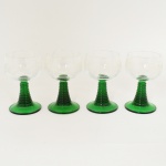 VIDRO FRANCÊS, quatro (4) taças de pé alto para vinho, translúcidas, bojo incolor, ornado com parras em acetinado, base cônica com elos horizontais sobrepostos, tonalidade verde, marca de origem FRANCE, medindo 11 cm altura, sinais de uso, vide foto.