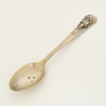 PRATA PORTUGUESA, uma (1) antiga colher para criança, cabo com ornamentação infantil relevada representando pato com chapéu, contrastado Águia 833 e marca do ourives da cidade do Porto, Ferreira Marques & Irmão, registrada em 1934, esta marca transitou de Manuel José Ferreira Marques, tendo sido registrada inicialmente com a letra M em 1887, medindo 15 cm comprimento, peso 34,9 gr., vide foto.