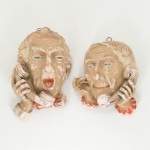 DIVERSOS duas (2) esculturas figurativas de parede, representando anciões se falando ao telefone, confeccionados em estuque, policromadas, medindo em média 11 cm altura, sinais de uso, vide foto.