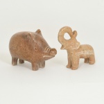 ESCULTURAS, duas (2) distintas, entalhadas em soapstone, representando porco e elefante, medindo a maior 10,5 cm comprimento, o elefante é souvenir de Ouro Preto com tromba quebrada e colada, vide foto.
