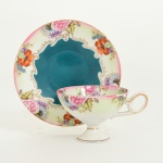 PORCELANA JAPONESA, uma (1) xícara para café com ornamentação floral policromada, arremates com frisos a ouro, marca WAKO-CHINA (fabricante de porcelana japonês, o termo china, antigamente era empregado para dizer que a peça era em porcelana, dita osso de china e não faiança), ideal para coleção de cristaleira, vide foto.