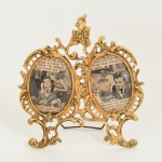 FOTOGRAFIA, um (1) antigo porta-retratos, oval duplo, confeccionado em bronze dourado, vazado e relevado em volutas e elementos vegetalistas, medindo 12,5 x 154 cm, sinais de uso, vide foto.