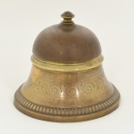 DIVERSOS, uma (1) antiga sineta de mesa, confeccionada em bronze prateado (demanda novo banho em prata), marca WMF (Württembergische Metallwaren Fabrik, fundada em 1853 em Geislingen, como Metall-Waren-Fabrik Straub & Schweizer, em 1862 foi medalha de ouro na Exposição Mundial em Londres, a partir de 1880 mudou a razão social para o nome atual), com as seguintes marcas adicionais: M (latão, liga de bronze com alumínio) e I/O (garantia de uma grama de prata depositada por decímetro quadrado), base canelada, ornamentação cinzelada em baixo relevo, medindo 11,5 cm diâmetro, funcionando, sinais de uso, possui mossas, vide foto.