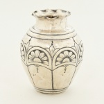 PRATA PORTUGUESA, um (1) pequeno vaso floreiro, cinzelado em flores, punções: Javali II e marca do ourives, medindo 8 cm altura, peso aproximado 48 gr., vide foto.