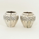 PRATA PORTUGUESA, par (2) vasos floreiros, cinzelados em flores, punções: Águia e marca do ourives da cidade do Porto, Manuel Alcino de Carvalho Moutinho (registrada em 1935, em 1936 foi transferida para Manuel Alcino Figueiredo Moutinho, em 1987 foi cancelada), medindo 6 cm altura, peso total aproximado 80 gr., vide foto.
