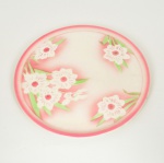 FAIANÇA EUROPEIA, um (1) antigo prato de bolo com ornamentação floral policromada, marca não identificada, medindo 30 cm diâmetro, sinais de uso, vide foto.