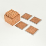 DIVERSOS, onze (11) porta copos de dois modelos distintos, forrados em cortiça, sendo: 7 em madeira, medindo 7,5 x 7,5 cm; 4 em chapa de aço, medindo 8 x 8 cm, todos com sinais de uso, vide foto.