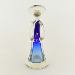 ESCULTURA, uma (1) representando anjo, confeccionada em vidro, incolor e translúcida com sulfitos internos na tonalidade azul, técnica dos Grandes Mestres Vidreiros de Murano, medindo 19 cm altura, vide foto.