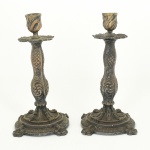 METAL PRATEADO, par (2) castiçais com ornamentação relevada em conchas, volutas e elementos vegetalistas, marca FRACALANZA (tradição desde 1884), medindo 22 cm altura, sinais de uso, vide foto.