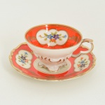 PORCELANA ALEMÃ, uma (1) xícara para café, ornamentação floral policromada, arremates a ouro, marca EDELSTEIN  BAVARIA (fundada em 1919 por Julius Edelstein e Isidor Grünebaum, quando compraram a antiga fabrica Oberfränkische Porzellanfabrik), ideal para coleção de cristaleira, vide foto.