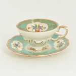 ) PORCELANA ALEMÃ, uma (1) xícara para café, ornamentação floral policromada, arremates a ouro, marca EDELSTEIN  BAVARIA (fundada em 1919 por Julius Edelstein e Isidor Grünebaum, quando compraram a antiga fabrica Oberfränkische Porzellanfabrik), ideal para coleção de cristaleira, vide foto.