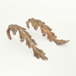 DIVERSOS, dois (2) antigos apliques para ornamentação de mobiliário, confeccionados em bronze, representando folha, medindo 18 cm comprimento, sinais de uso, vide foto.