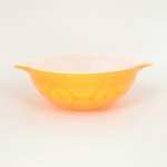 VIDRO OPALINADO, uma (1) antiga saladeira, tipo bowl, tonalidade branca leitosa, dita milk glass, esmaltação floral amarela sobre fundo laranja, marca PYREX, made in USA, medindo 26,5 cm diâmetro mais o prolongamento das abas e 11 cm altura, sinais de uso, vide foto.