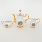 PORCELANA, conjunto de café com três (3) itens: 1 bule; 1 cremeira e 1 açucareiro sem a tampa, ornamentação policromada com cena de galanteio, baseada em antiga pintura de Amsterdã, cujo original, encontra-se em Museu, além de flores policromadas e generosos arremates a ouro, medindo a maior peça 17,5 cm altura, marca REAL, vide foto.