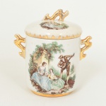 LOUÇA, um (1) pote de chá com tampa, cilíndrico, ornamentação policromada com cena de galanteio e florais, arremates a ouro já com sinais de desgastes, parte interna craquejada, sem marca de manufatura aparente, medindo 17,5 cm altura, vide foto.