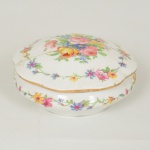 FAIANÇA, um (1) potiche com tampa, ornamentação floral policromada, arremates a ouro, tampa quebrada e colada, marca ZAPPI (Giuseppe Zappi, renomado ceramista italiano, natural de Ímola, veio para o Brasil contratado por Romeo Ranzini para auxiliar na implantação da Fabrica Santa Catharina em São Paulo; com o término do contrato, passou a prestar assessória a outras fábricas; em 1918 abriu sua própria fábrica no bairro de Vila Prudente, na Rua chamada à época Boacica, perto do córrego das vacas; em 1922 adquiriu a Cerâmica Villa Prudente no mesmo bairro; sua fábrica ganhou notoriedade internacional e conquistou diversas premiações em Exposições, como: Londres (1935); Bruxelas (1937); Pistoia (1938) e Paris (1939); em 1950 com seu falecimento, seu filho Mário Zappi assumiu a fabrica; em 1960 encerrou as atividades, utilizou dois outros nomes fantasias como YARA e RAINHA), medindo 11 cm diâmetro, vide foto.