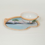 PORCELANA, uma (1) antiga xícara de chá com pires de aba para biscoito, ornamentação pintada a mão em policromia, representando paisagem lacustre, dita casca de ovo, possivelmente japonesa, medindo o pires 19 x 16 cm, ideal para coleção de cristaleira, vide foto.