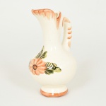 FAIANÇA, uma (1) miniatura de gomil, ornamentação floral pintada a mão em policromia, bicadinho na base, sem marca de manufatura aparente, medindo 14,5 cm altura, vide foto.