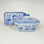 PORCELANA CHINESA, uma (1) terrina com tampa e presentoir, octogonal, ornamentação representando peixes, elementos vegetalistas e geométricos, marca de origem made in China e caracteres Selo Azul, medindo 21 x 16 x 16 cm mais as alças, presentoir 21,5 x 14,5 cm, vide foto.
